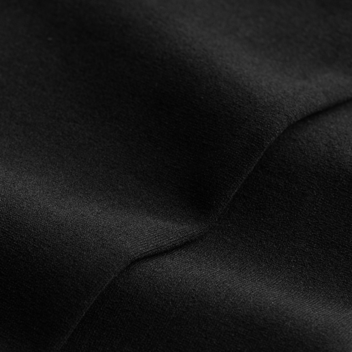 Nahaufnahme der schwarzen 108 Economy Ballettstrumpfhose von Rumpf, strukturierter Stoff mit einer geschwungenen Naht, die subtile Schatten erzeugt.